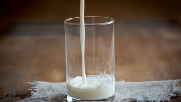 Молоко в стакане, архивное фото - Sputnik Беларусь