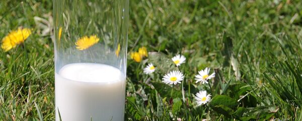 Молоко в стакане, архивное фото - Sputnik Беларусь