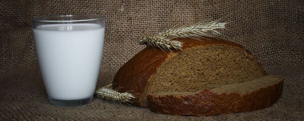 Разлитое на стол молоко - Sputnik Беларусь