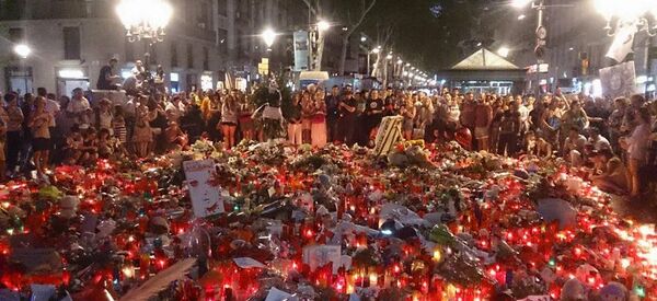 Испанцы несут цветы на место теракта в Барселоне - Sputnik Беларусь