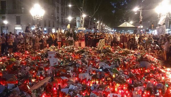 Испанцы несут цветы на место теракта в Барселоне - Sputnik Беларусь