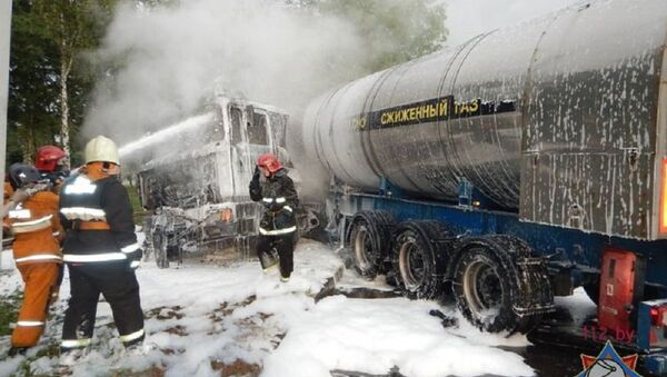 Пожарные у цистерны со сжиженным газом в Новополоцке - Sputnik Беларусь