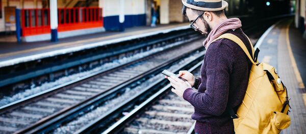 Турист звонит по телефону страховому агенту - Sputnik Беларусь