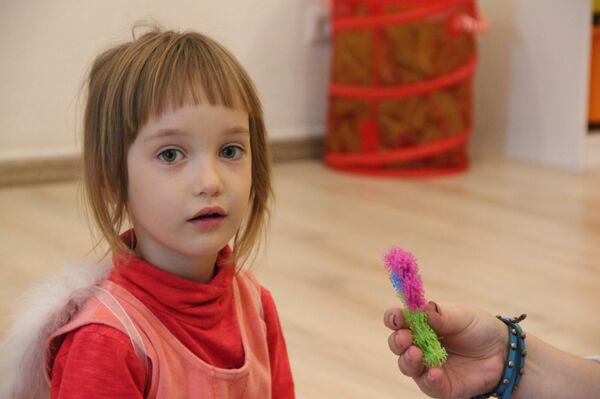 Дети с удовольствием остаются в детской комнате, тем более что скучать им здесь не дают  - Sputnik Беларусь