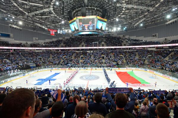 На первый матч минского Динамо в десятом сезоне КХЛ пришли 13800 зрителей - Sputnik Беларусь