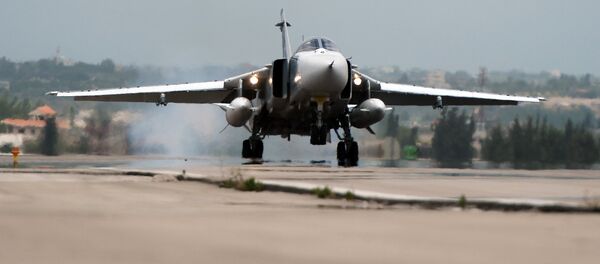 Российский самолет Су-24 совершает посадку на авиабазе Хмеймим в Сирии - Sputnik Беларусь