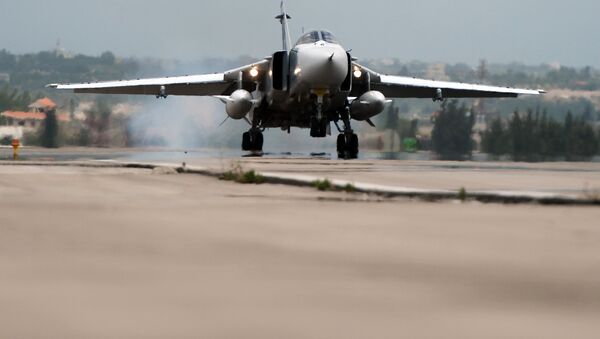 Российский самолет Су-24 совершает посадку на авиабазе Хмеймим в Сирии - Sputnik Беларусь