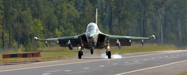 Посадка Як-130 на трассу Минск-Могилев - Sputnik Беларусь