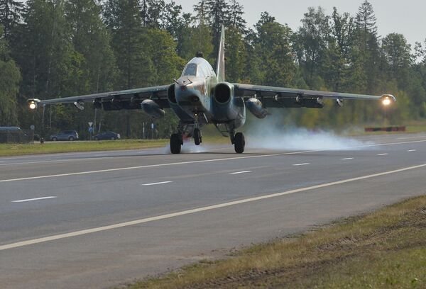 Посадка Су-25 - Sputnik Беларусь