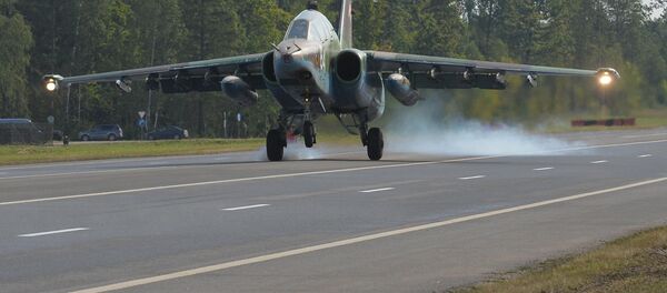 Посадка Су-25 Посадка Су-25 - Sputnik Беларусь
