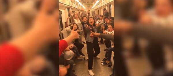 Участники проекта Ты супер! Танцы станцевали в московском метро - Sputnik Беларусь