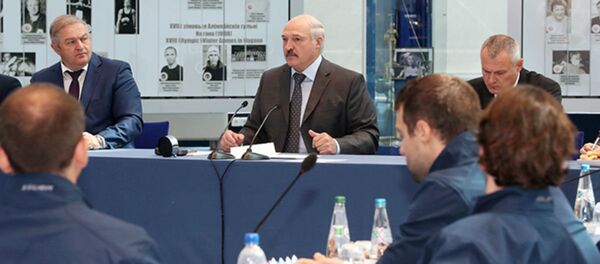 Александр Лукашенко на встрече с игроками Динамо-Минск - Sputnik Беларусь