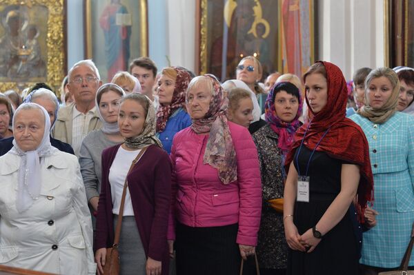 Верующие у ковчега с мощами святой Марии Магдалины  - Sputnik Беларусь