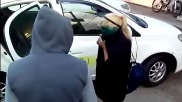 Таксист в Хабаровске заставил пассажирок измазать лицо зеленкой за то, что они не заплатили за проезд - Sputnik Беларусь
