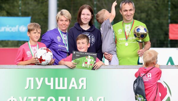 Пераможца турніру Тата, мама, я – футбольная сям'я! сям'я Кіслейка - Sputnik Беларусь