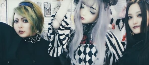 Видеофакт: японка сшила себе кожу-костюм и превратилась в куклу Видеофакт: японка сшила себе кожу-костюм и превратилась в куклу - Sputnik Беларусь