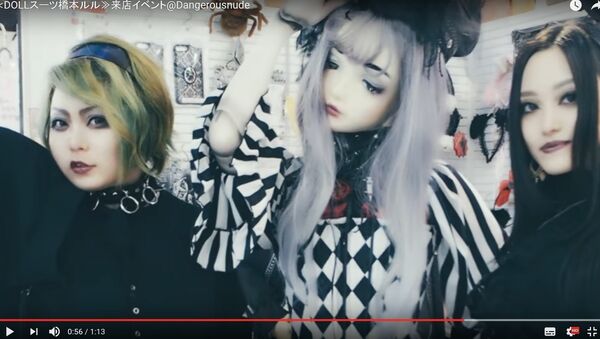 Видеофакт: японка сшила себе кожу-костюм и превратилась в куклу - Sputnik Беларусь