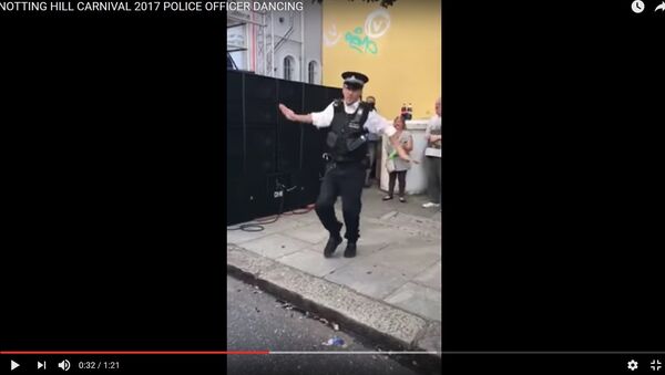 Технотанец полицейского собрал толпу зрителей на карнавале в Лондоне - Sputnik Беларусь