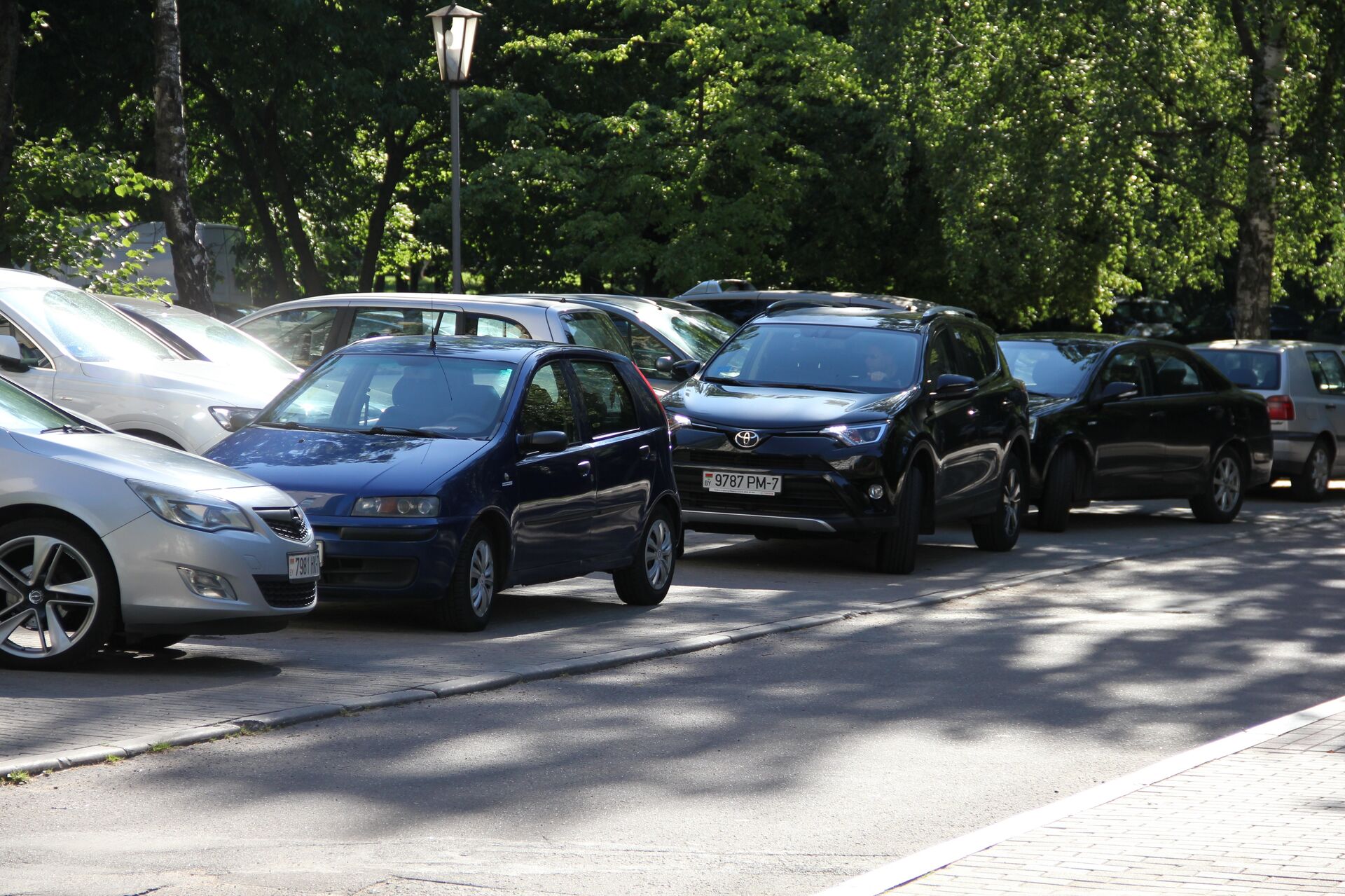 Машины во дворе обычно стоят в несколько рядов - Sputnik Беларусь, 1920, 01.04.2026