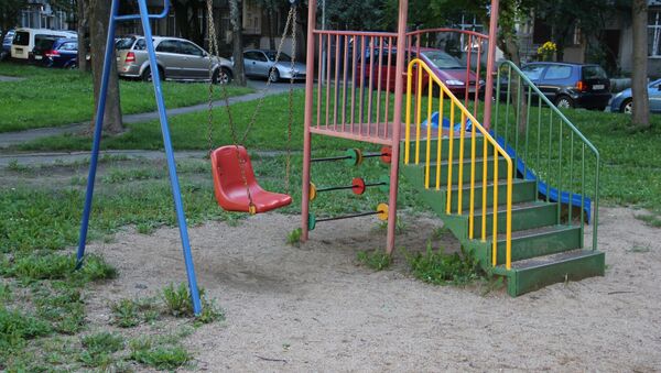 На детскую площадку приходится ходить в соседний двор - Sputnik Беларусь
