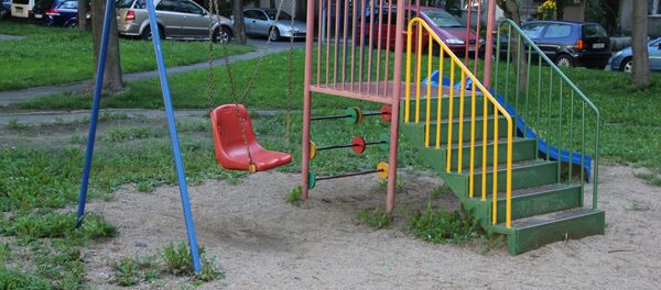 На детскую площадку приходится ходить в соседний двор - Sputnik Беларусь