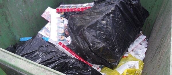 Выброшенные в урну сигареты на границе - Sputnik Беларусь