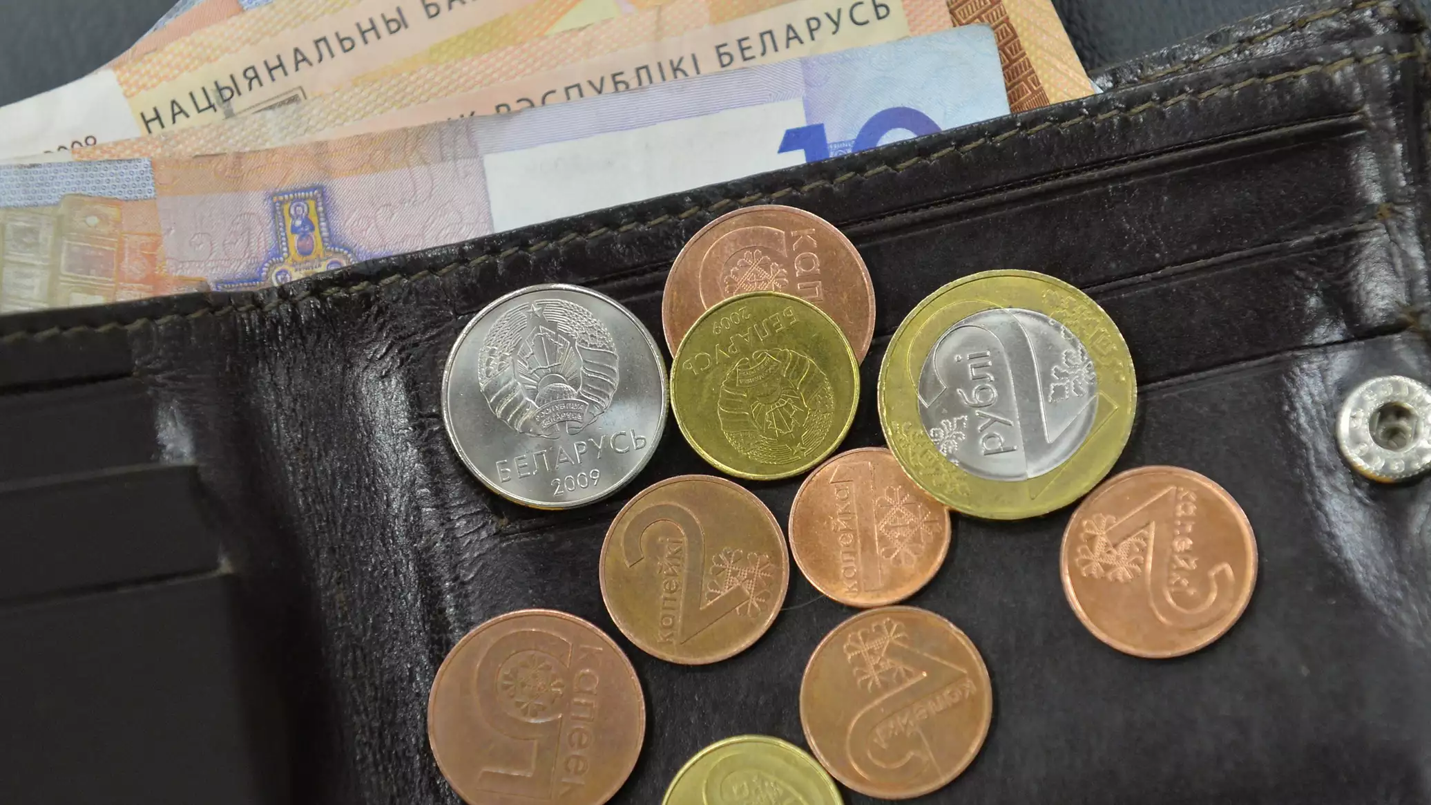 фото белорусских денег в руках