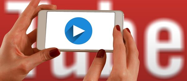 Смартфон в руках - Sputnik Беларусь