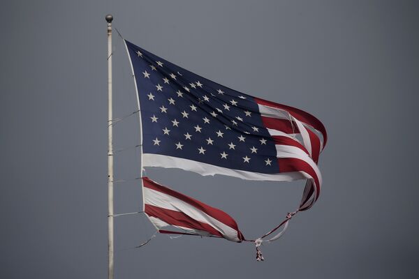Порванный флаг США в Конроу, штат Техас - Sputnik Беларусь