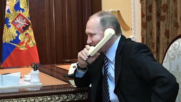 Владимир Путин говорит по телефону, архивное фото - Sputnik Беларусь