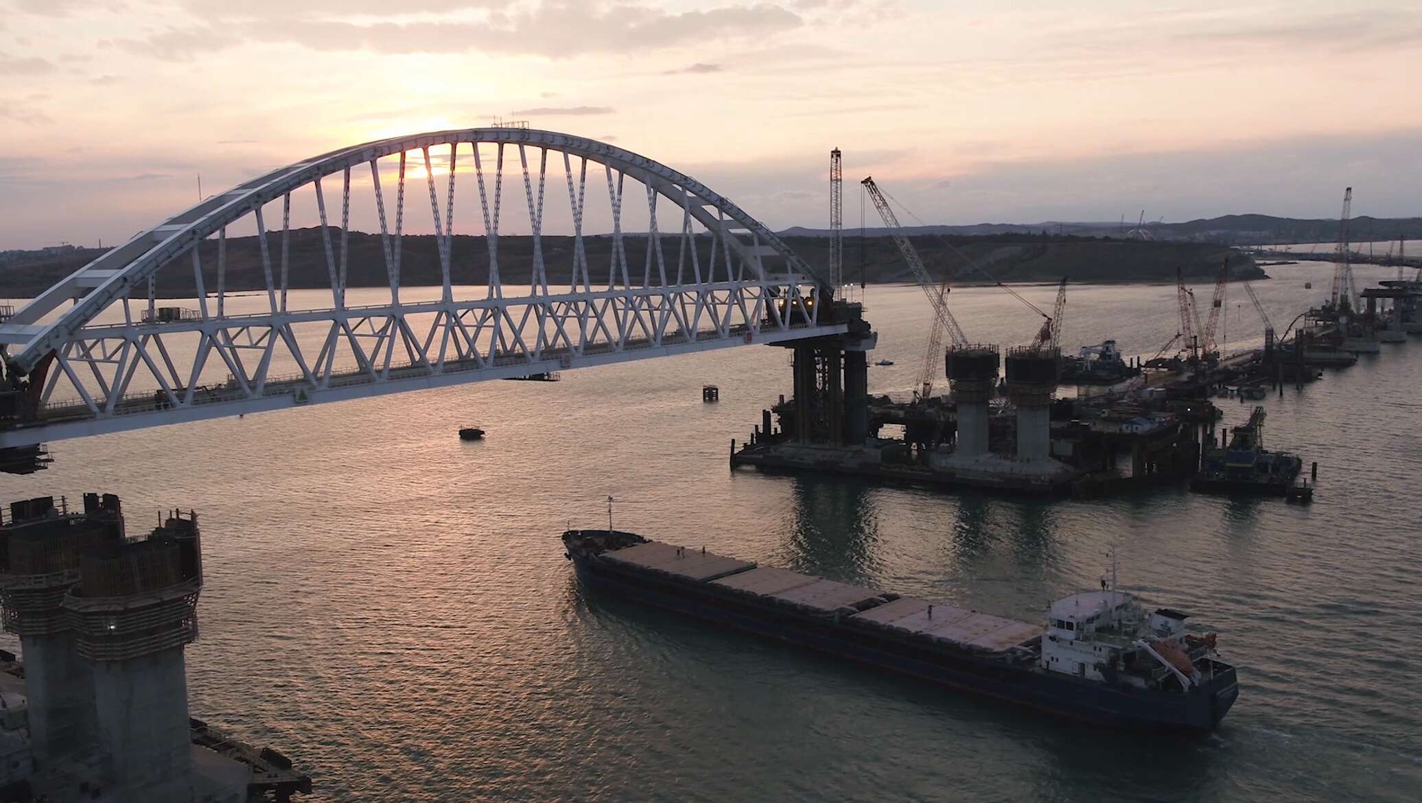 Под керченским мостом. Крымский мост корабли. Баржи под крымским мостом. Керченская переправа мост. Арка Крымского моста.