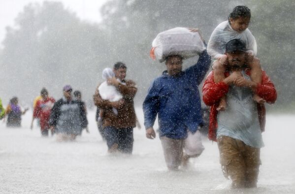 Жители выбираются из эпицентра тропического шторма Харви в Бомонт Плейс - Sputnik Беларусь