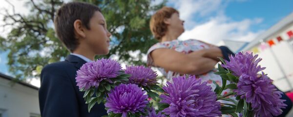 Ученик перед линейкой 1 сентября, архивное фото Ученик перед линейкой 1 сентября, архивное фото - Sputnik Беларусь