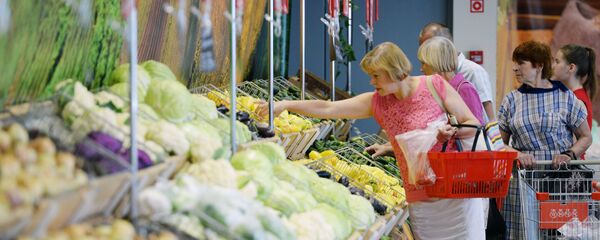 Покупатели выбирают овощи - Sputnik Беларусь