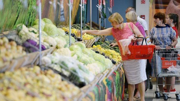 Покупатели выбирают овощи - Sputnik Беларусь