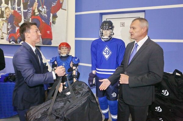 Директор СДЮШОР Дмитрий Басков (слева) сказал, что его воспитанники подвергнут форму суровым испытаниям Директор СДЮШОР Дмитрий Басков (слева) сказал, что его воспитанники подвергнут форму суровым испытаниям - Sputnik Беларусь