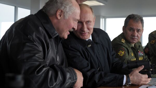 Путин и Лукашенко на учениях в 2013 году, архивное фото - Sputnik Беларусь