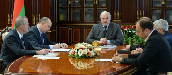 Александр Лукашенко на овещании о развитии белорусского автомобилестроения 31 августа 2017 года Александр Лукашенко на овещании о развитии белорусского автомобилестроения 31 августа 2017 года - Sputnik Беларусь