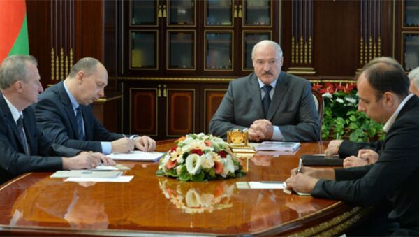 Александр Лукашенко на овещании о развитии белорусского автомобилестроения 31 августа 2017 года - Sputnik Беларусь