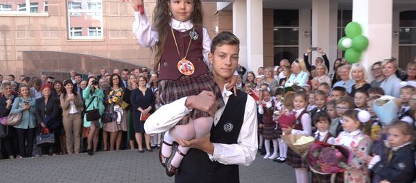 Посол России побывал на линейке в гимназии №16 Посол России побывал на линейке в гимназии №16 - Sputnik Беларусь