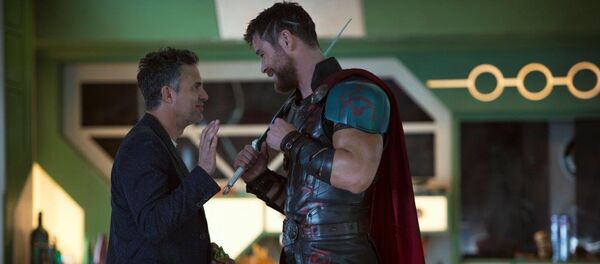 Кадр из фильма Тор: Рагнарек Кадр из фильма Тор: Рагнарек - Sputnik Беларусь