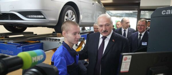 Александр Лукашенко посетил Минский государственный автомеханический колледж 1 сентября 2017 года - Sputnik Беларусь