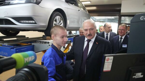 Александр Лукашенко посетил Минский государственный автомеханический колледж 1 сентября 2017 года - Sputnik Беларусь