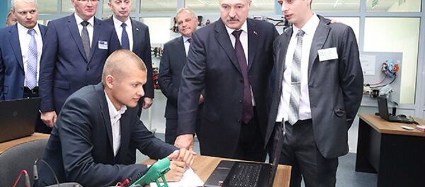 Президент Беларуси Александр Лукашенко во время посещения колледжа - Sputnik Беларусь
