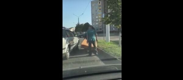 Відэафакт: ДТЗ з матрацам адбылося ў Слуцку Відэафакт: ДТЗ з матрацам адбылося ў Слуцку - Sputnik Беларусь