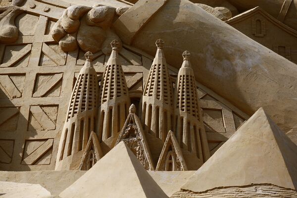Собор Святого Семейства в Барселоне (Саграда-Фамилия) также украсил песчаный замок - Sputnik Беларусь