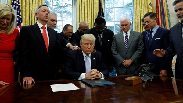 Религиозные лидеры США и президент Дональд Трамп молятся за тех, кто пострадал от урагана Харви в Овальном кабинете Белого дома в Вашингтоне - Sputnik Беларусь