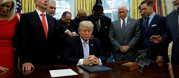 Религиозные лидеры США и президент Дональд Трамп молятся за тех, кто пострадал от урагана Харви в Овальном кабинете Белого дома в Вашингтоне Религиозные лидеры США и президент Дональд Трамп молятся за тех, кто пострадал от урагана Харви в Овальном кабинете Белого дома в Вашингтоне - Sputnik Беларусь