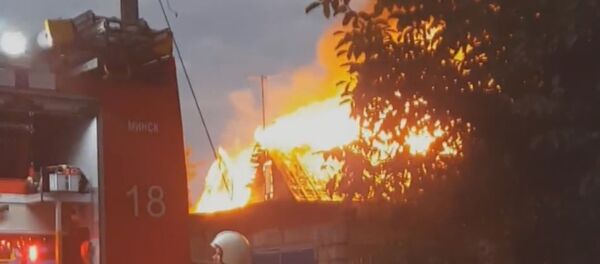 Дом открытым пламенем горел в Минске - Sputnik Беларусь