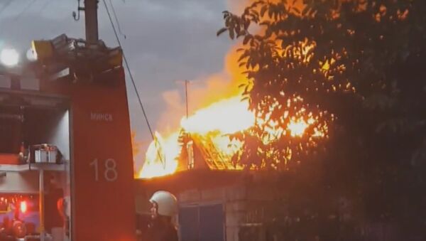 Дом открытым пламенем горел в Минске - Sputnik Беларусь